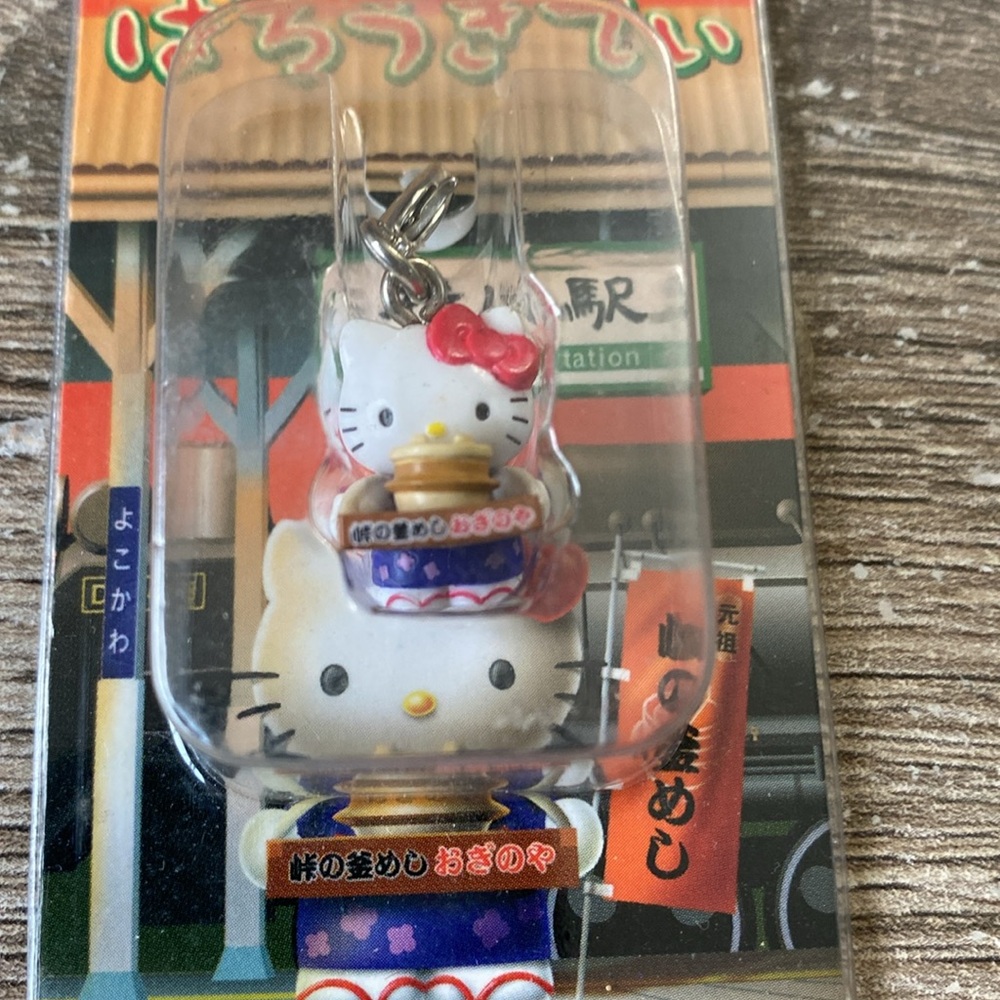 Hello Kitty Keychain - Picture 2 of 4